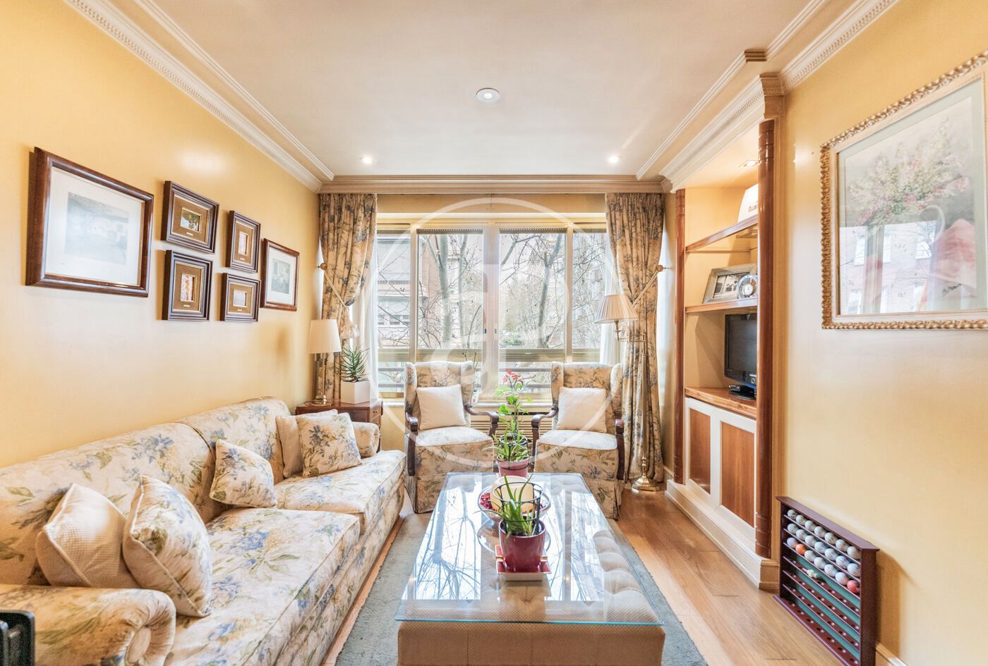 Living room of Flat for sale in  Madrid Capital  with Air Conditioner, Heating and Community pool