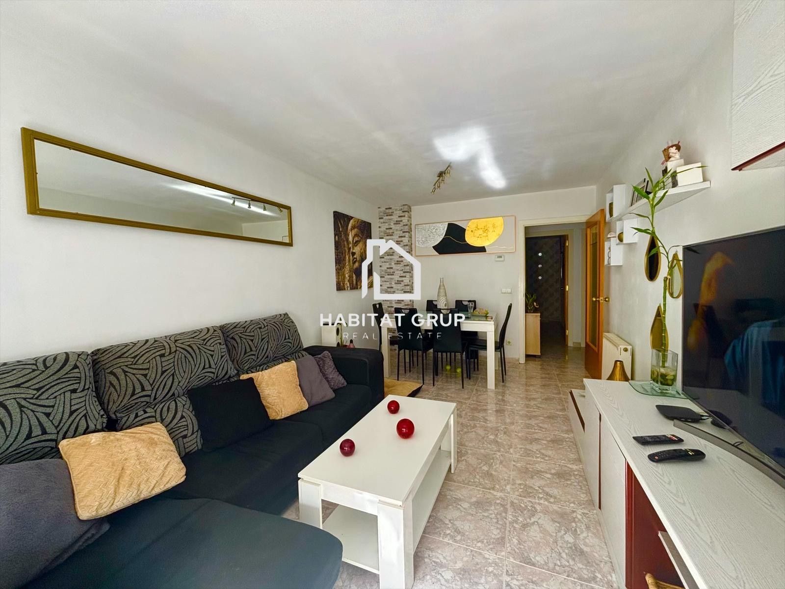 Living room of Flat for sale in Salt  with Air Conditioner, Heating and Terrace