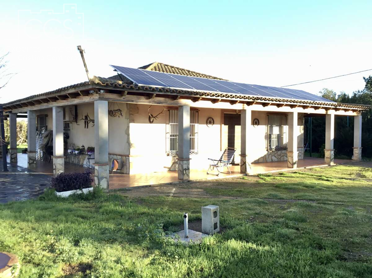 Exterior view of Houses for sale in  Sevilla Capital  with Air Conditioner, Storage room and Swimming Pool