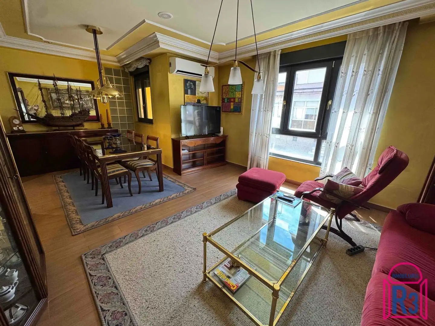 Sala d'estar de Casa o xalet en venda en León Capital  amb Calefacció, Terrassa i Traster