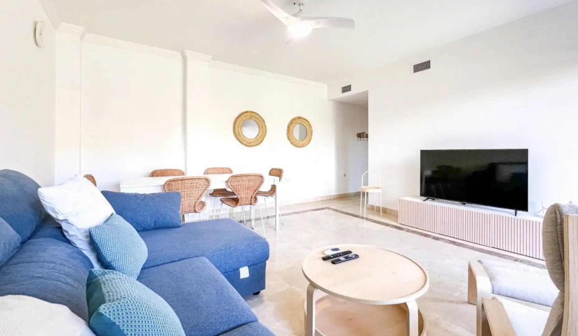Wohnzimmer von Wohnungen zum Verkauf in Marbella mit Klimaanlage, Heizung und Privatgarten