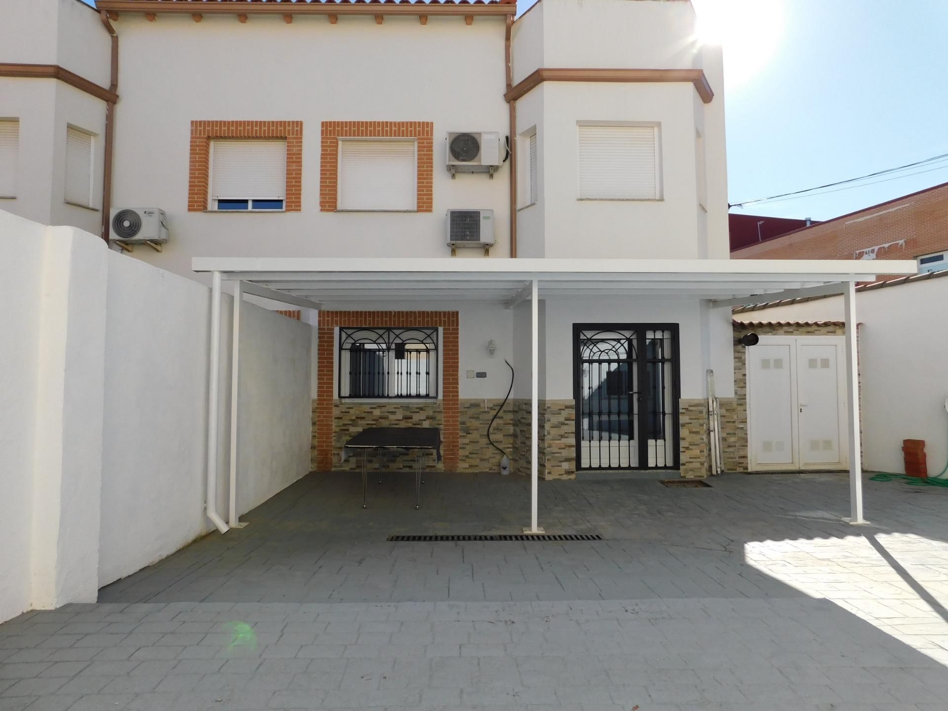 Vista exterior de Casa adosada en venda en Chozas de Canales amb Aire condicionat, Calefacció i Terrassa