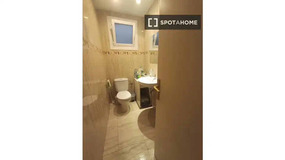 Baño de Piso para compartir en Barcelona con Aire acondicionado, Calefacción y Amueblado