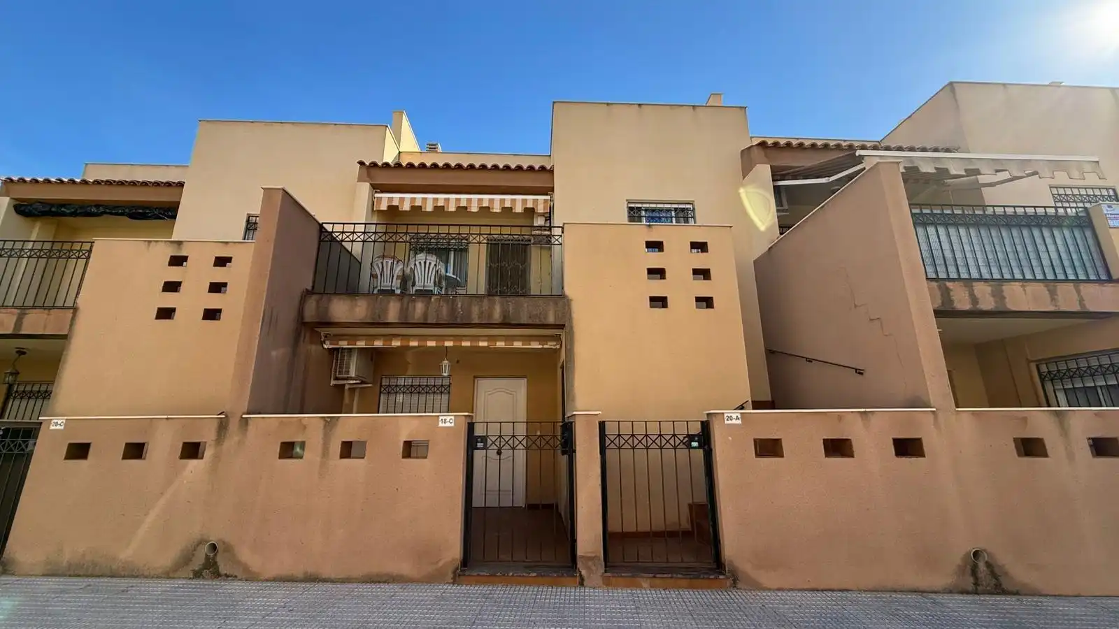 Vista exterior de Dúplex en venta en San Pedro del Pinatar con Terraza, Amueblado y Piscina comunitaria