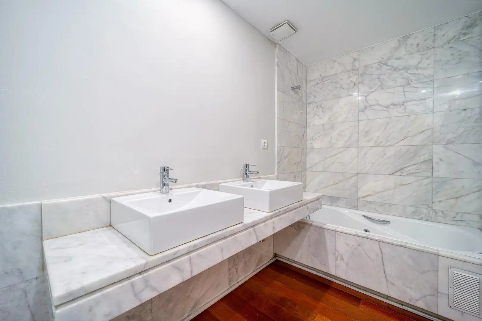 Baño de Planta baja de alquiler en Majadahonda con Aire acondicionado, Calefacción y Jardín privado