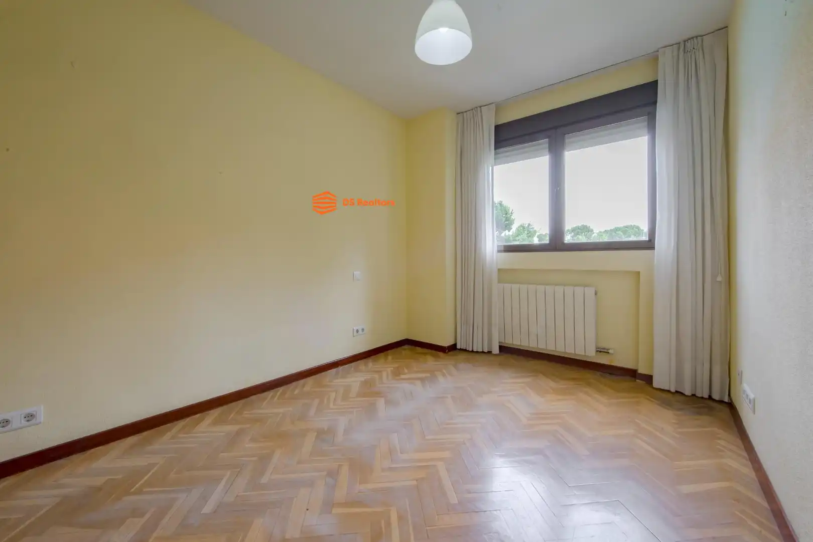 Bedroom of Flat for sale in Madrid  with Air Conditioner, Heating and Private garden