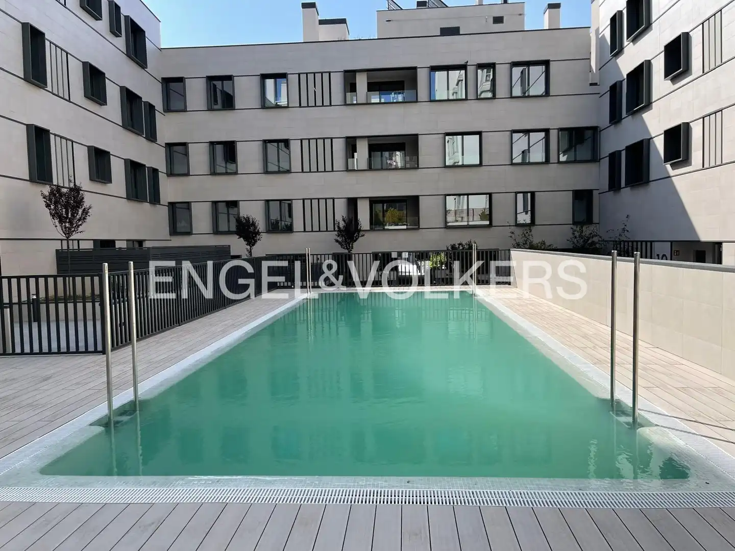 Piscina de Piso en venta en Madrid con Calefacción, Jardín privado y Parquet
