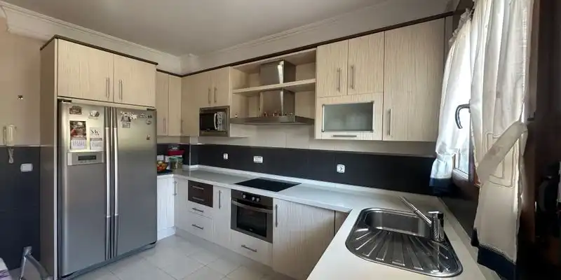 Cuina de Casa adosada en venda en Villanueva del Trabuco amb Aire condicionat, Terrassa i Traster