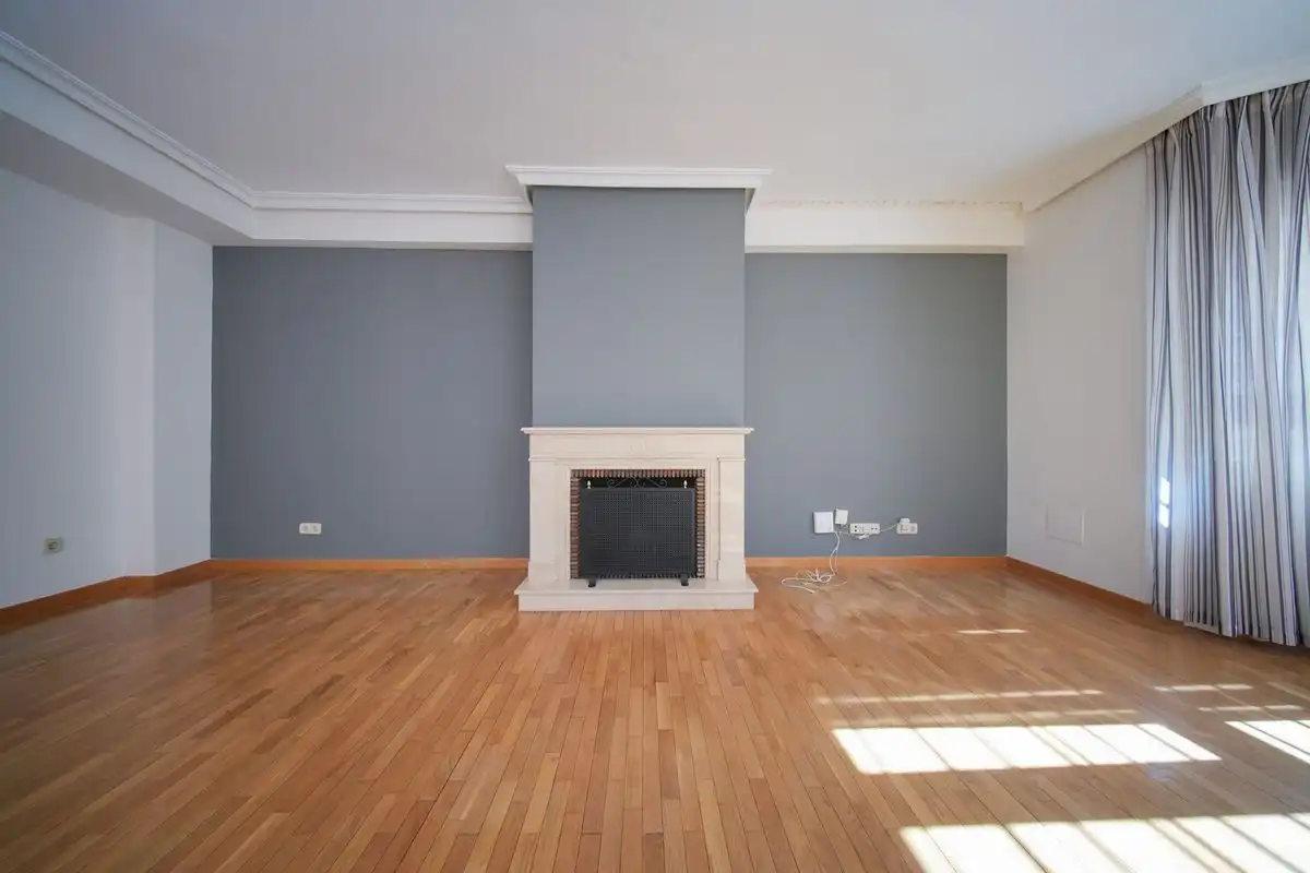 Sala de estar de Casa adosada en venta en Pozuelo de Alarcón con Aire acondicionado, Calefacción y Jardín privado