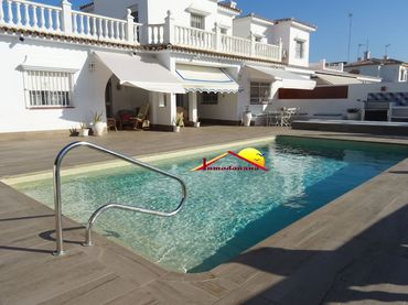 Villa avec balcon à vendre à Matalascañas