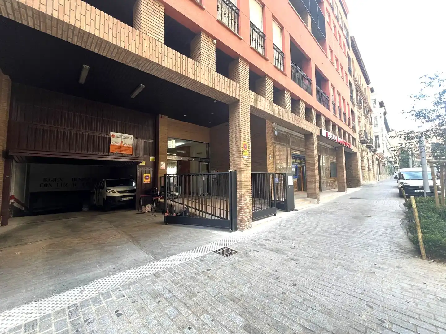Außenansicht von Maisonette zum Verkauf in Zaragoza mit Klimaanlage, Heizung und Parkett