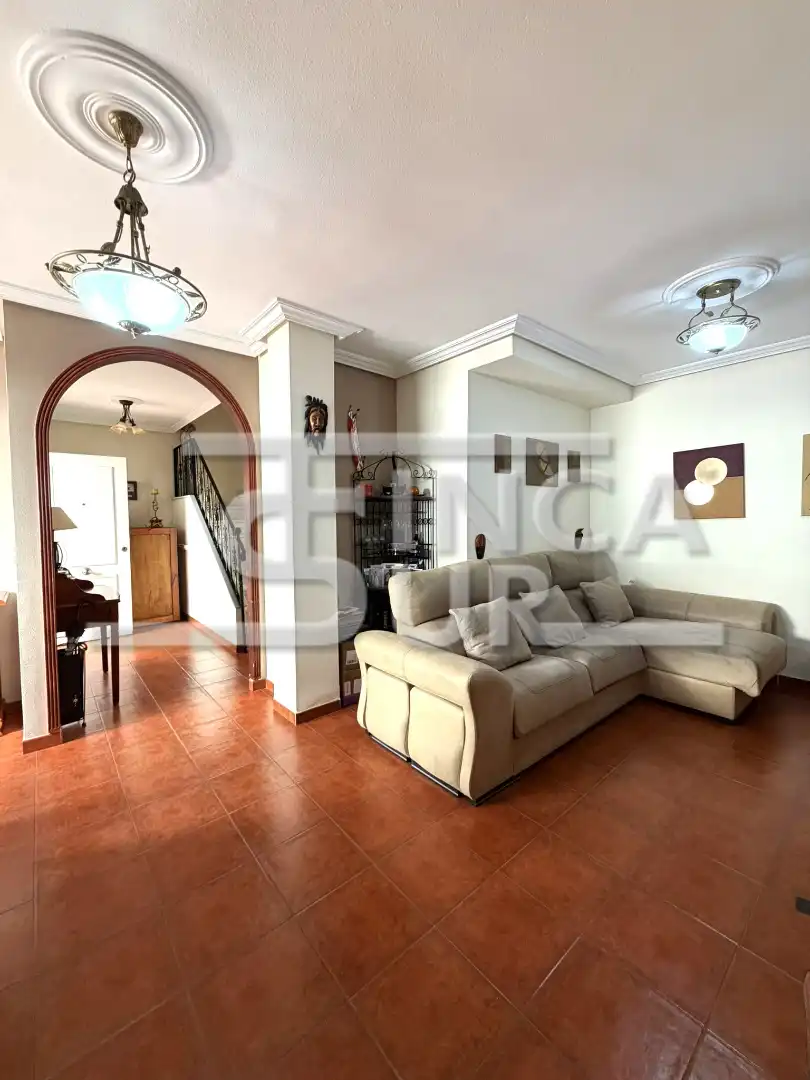 Sala de estar de Casa adosada en venta en Roquetas de Mar con Aire acondicionado, Calefacción y Terraza