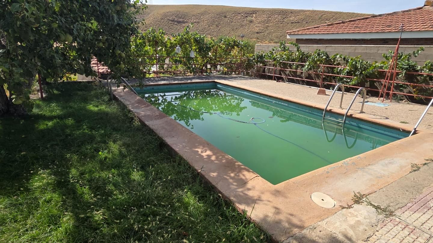 Swimming pool of House or chalet for sale in Barajas de Melo  with Heating, Storage room and Swimming Pool