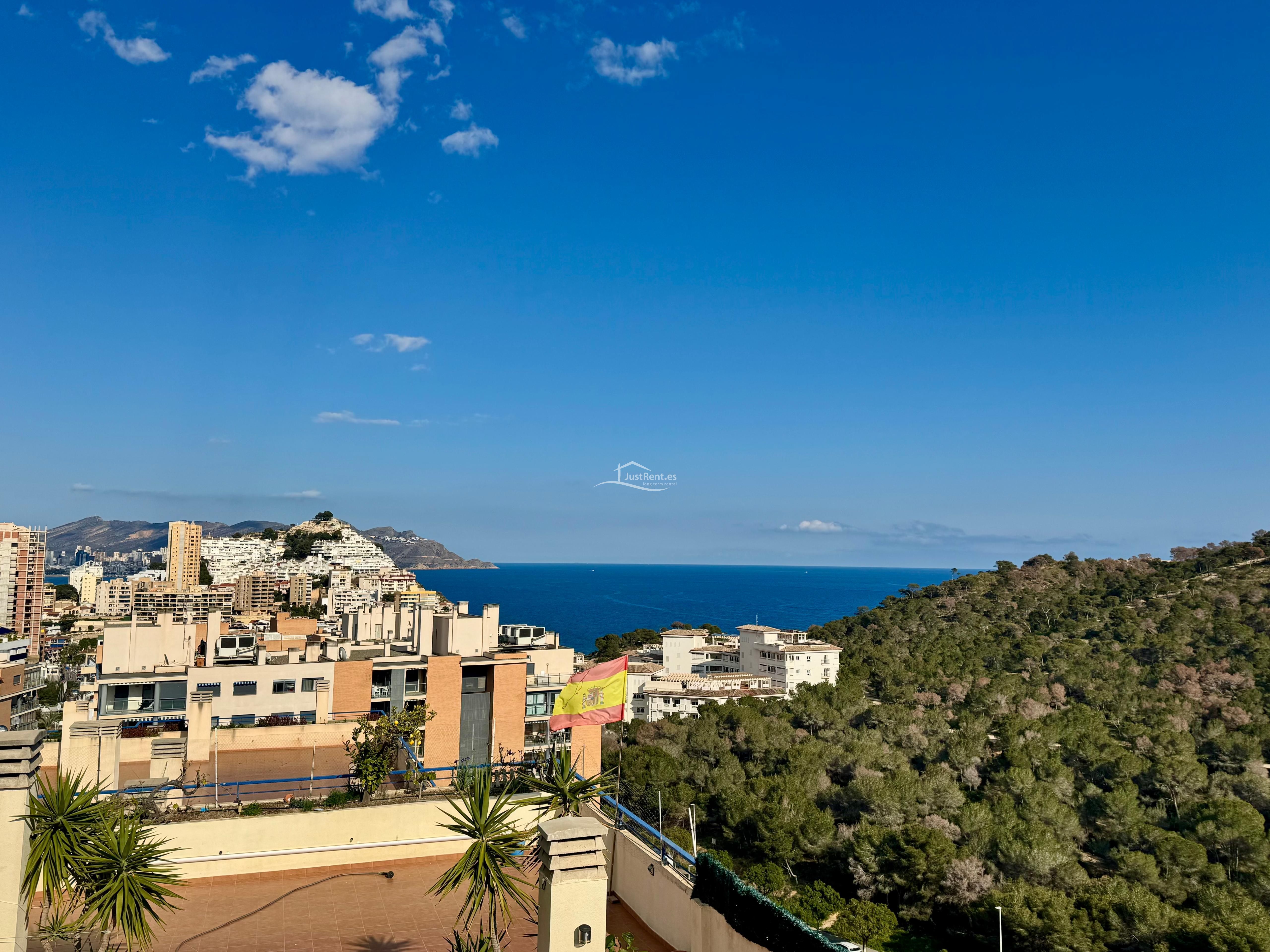Vista exterior de Àtic de lloguer en Villajoyosa / La Vila Joiosa amb Aire condicionat, Jardí privat i Terrassa