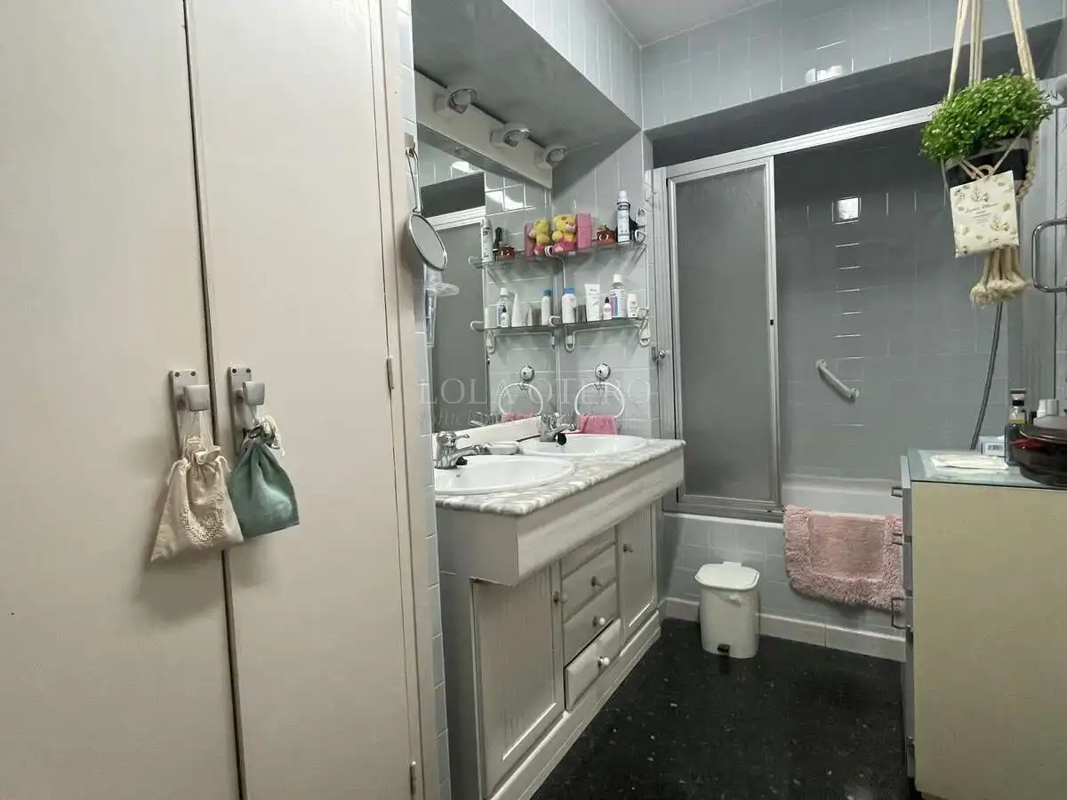 Bathroom of Flat for sale in Valencia  with Air Conditioner, Heating and Balcony
