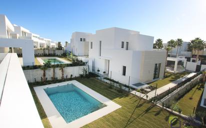 Vista exterior de Casa o xalet en venda en Marbella amb Terrassa i Piscina