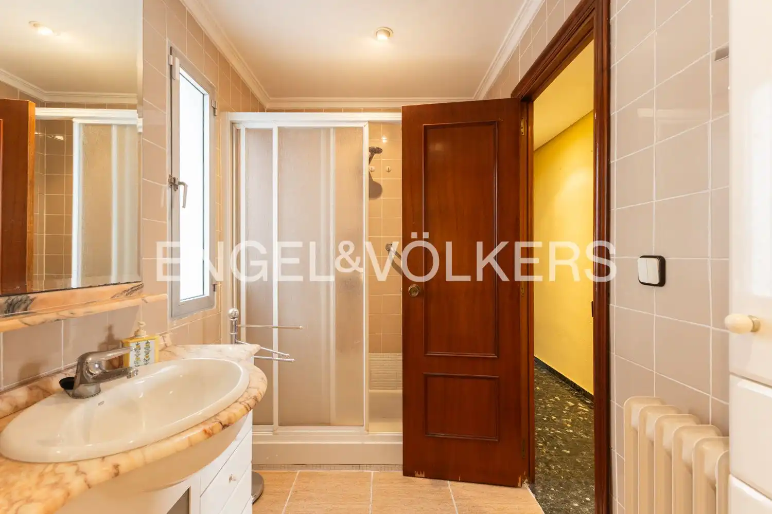 Baño de Piso en venta en Valencia con Calefacción y Balcón