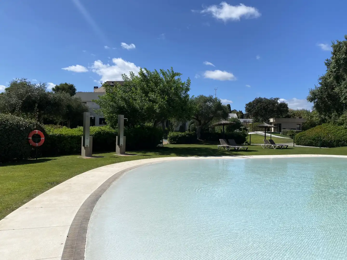 Schwimmbecken von Maisonette zum Verkauf in Sotogrande mit Klimaanlage, Privatgarten und Terrasse