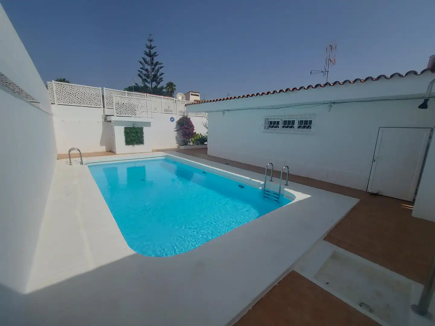 Piscina de Casa adosada de lloguer en San Bartolomé de Tirajana amb Aire condicionat, Jardí privat i Terrassa