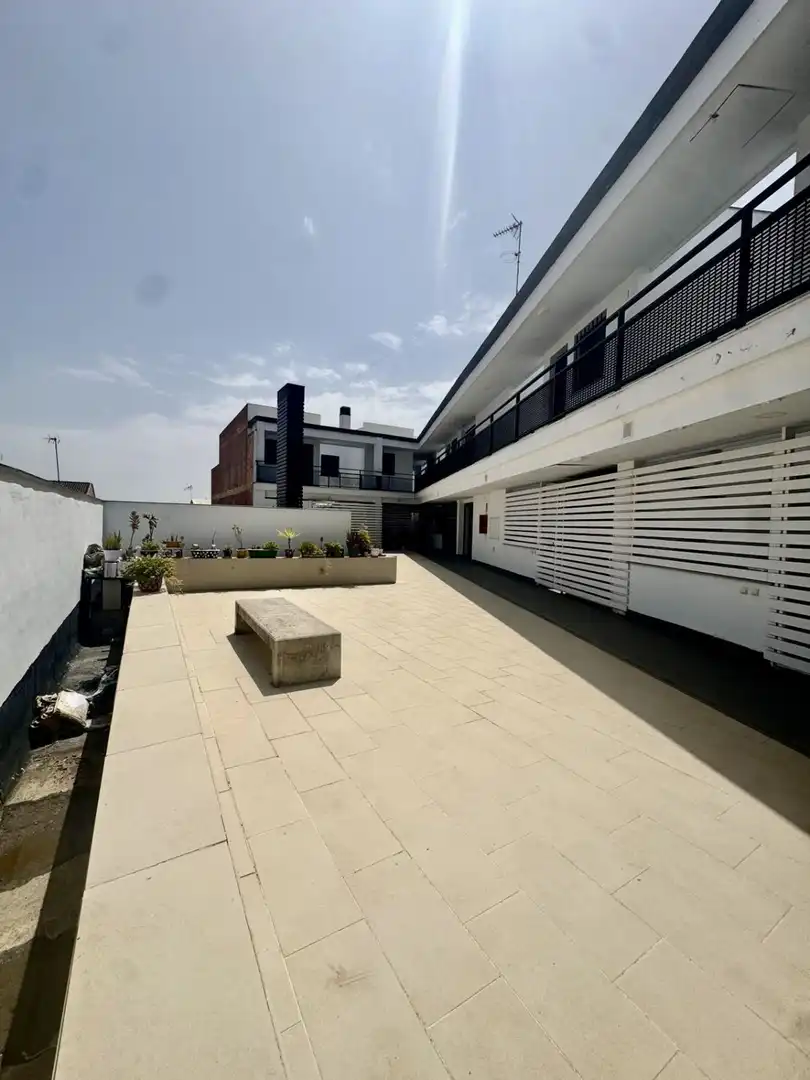 Vista exterior de Piso en venta en Pilas con Aire acondicionado y Calefacción