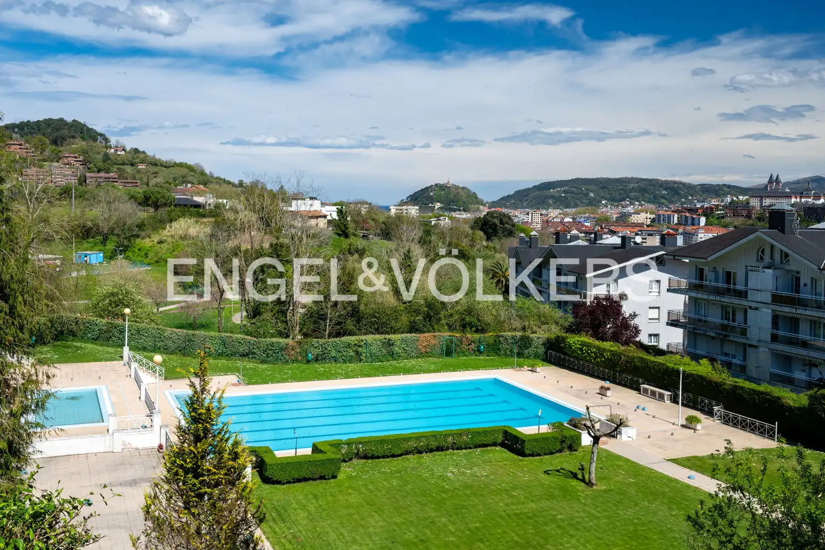 Piscina de Casa adosada en venda en Donostia - San Sebastián  amb Calefacció, Jardí privat i Terrassa