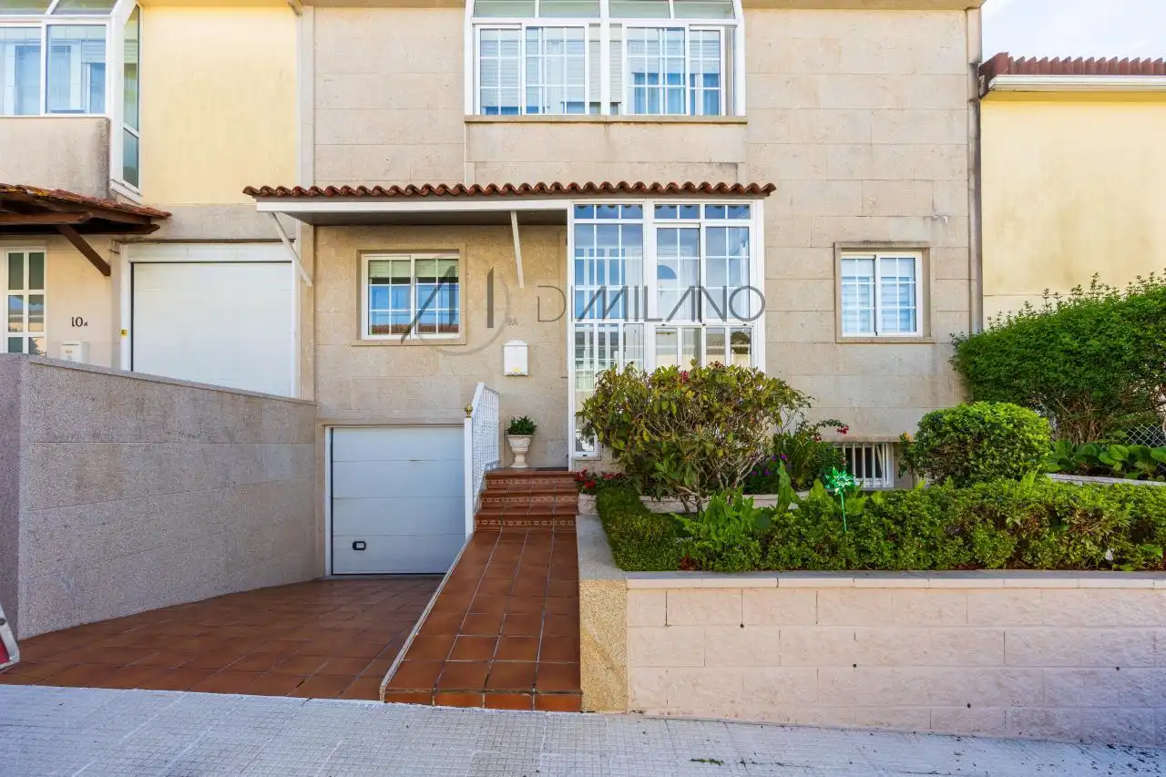 Vista exterior de Casa adosada en venta en Vigo  con Calefacción, Jardín privado y Parquet