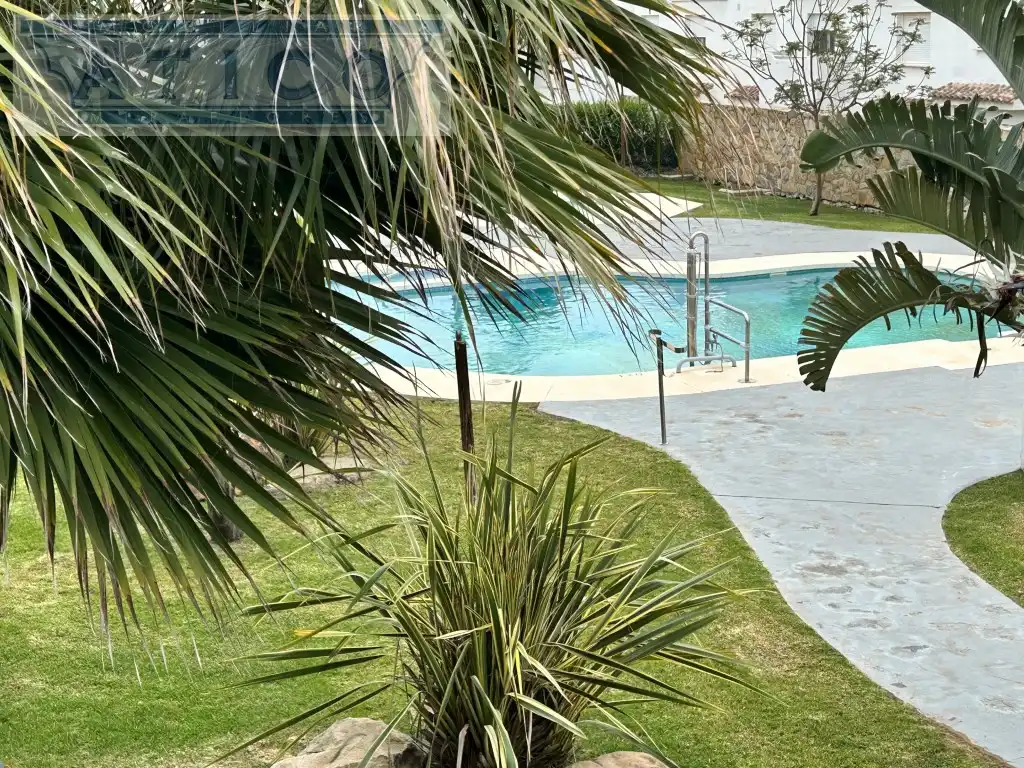 Piscina de Casa adosada en venda en Zahara de los Atunes amb Aire condicionat i Moblat