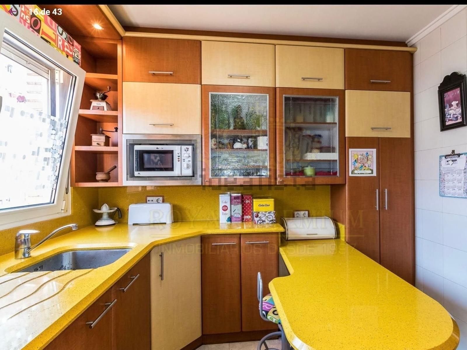 Cuina de Dúplex en venda en Gijón  amb Calefacció, Terrassa i Traster