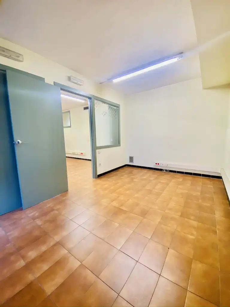 Büro zum Verkauf in Girona mit Klimaanlage und Heizung
