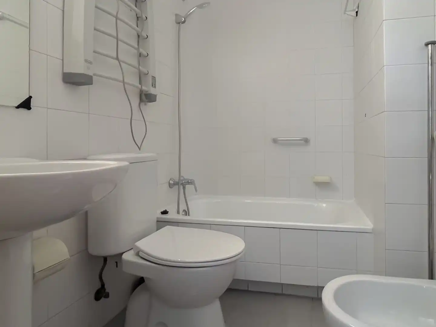 Badezimmer von Wohnung zur Miete in Sevilla mit Klimaanlage, Heizung und Terrasse