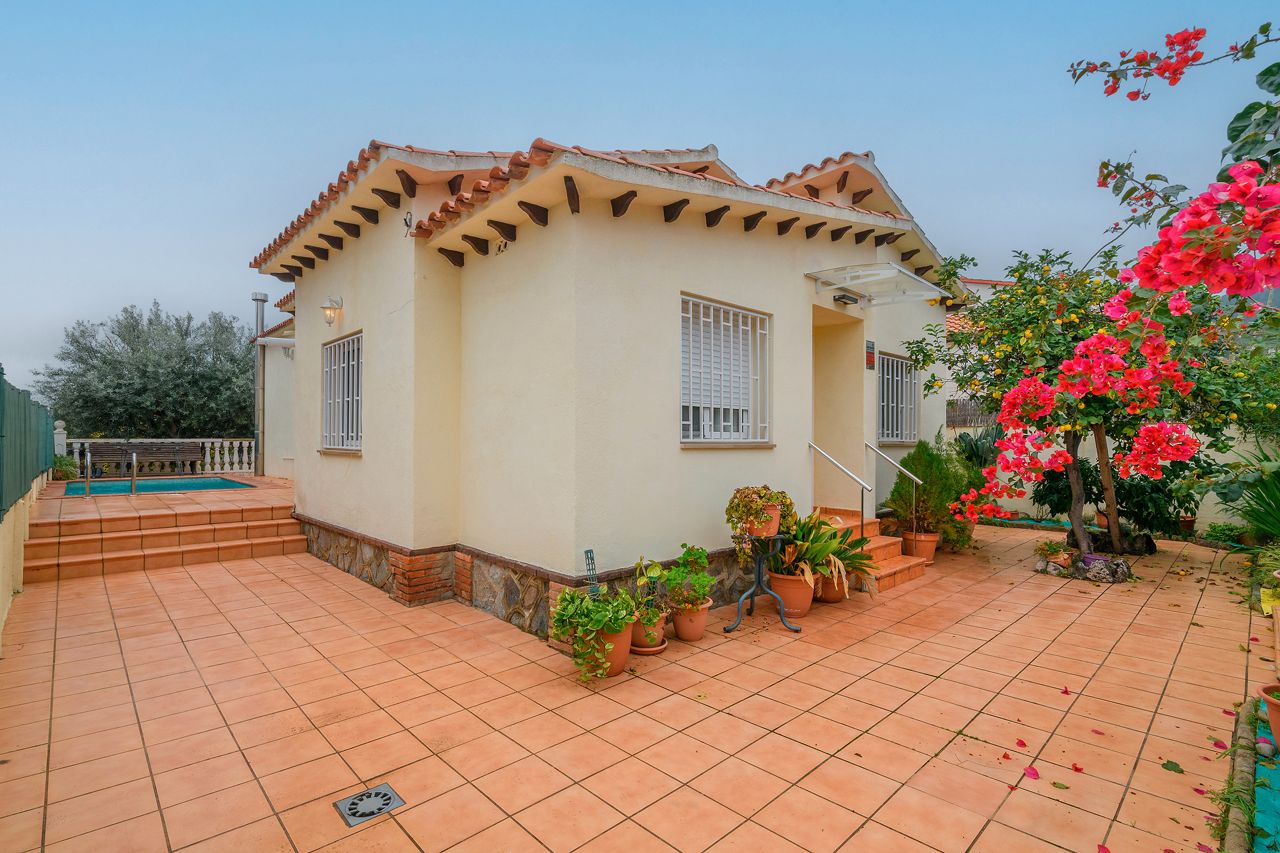 Vista exterior de Casa o chalet en venta en Viladecans con Calefacción, Jardín privado y Terraza
