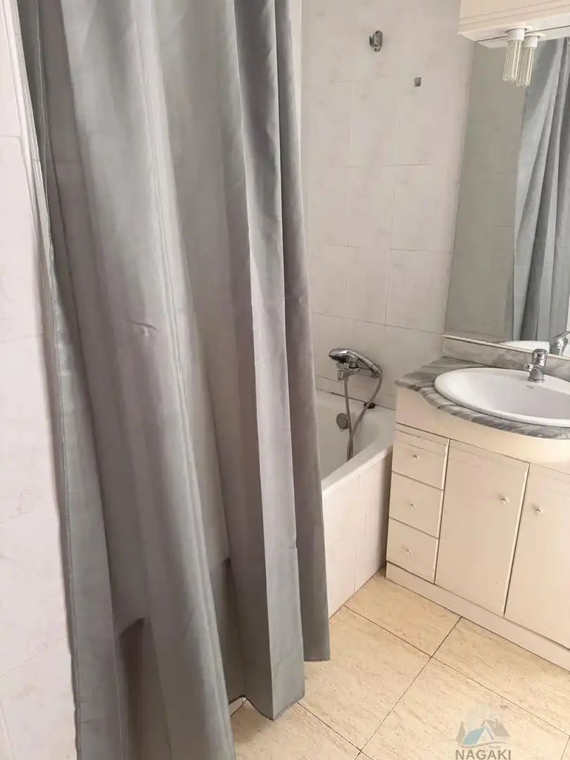 Badezimmer von Wohnung zum Verkauf in Salt mit Klimaanlage und Heizung