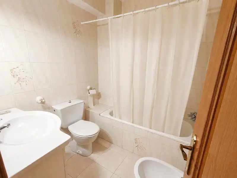 Bathroom of Flat for rent in Estepona  with Terrace