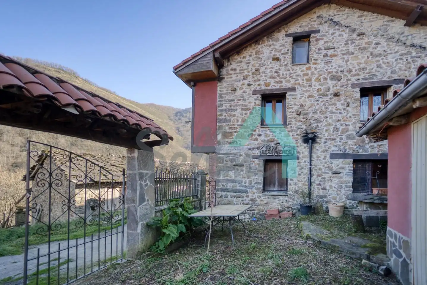 Vista exterior de Casa adosada en venda en Aller amb Jardí privat, Terrassa i Traster