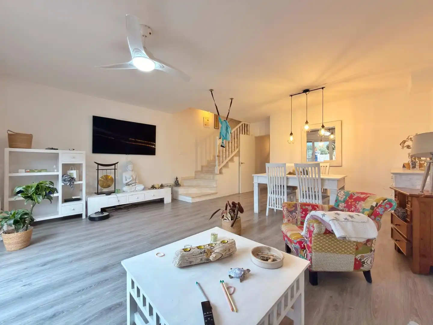 Sala d'estar de Casa adosada en venda en Cubelles amb Calefacció, Terrassa i Piscina comunitària