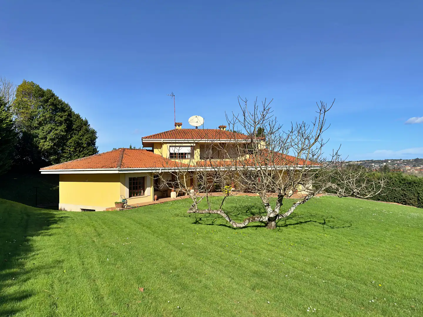 Vista exterior de Casa o xalet en venda en Gijón  amb Calefacció, Parquet i Terrassa