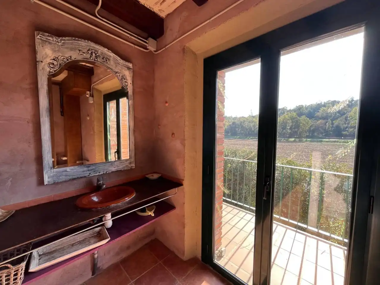 Baño de Finca rústica de alquiler en Aiguaviva con Calefacción, Jardín privado y Terraza