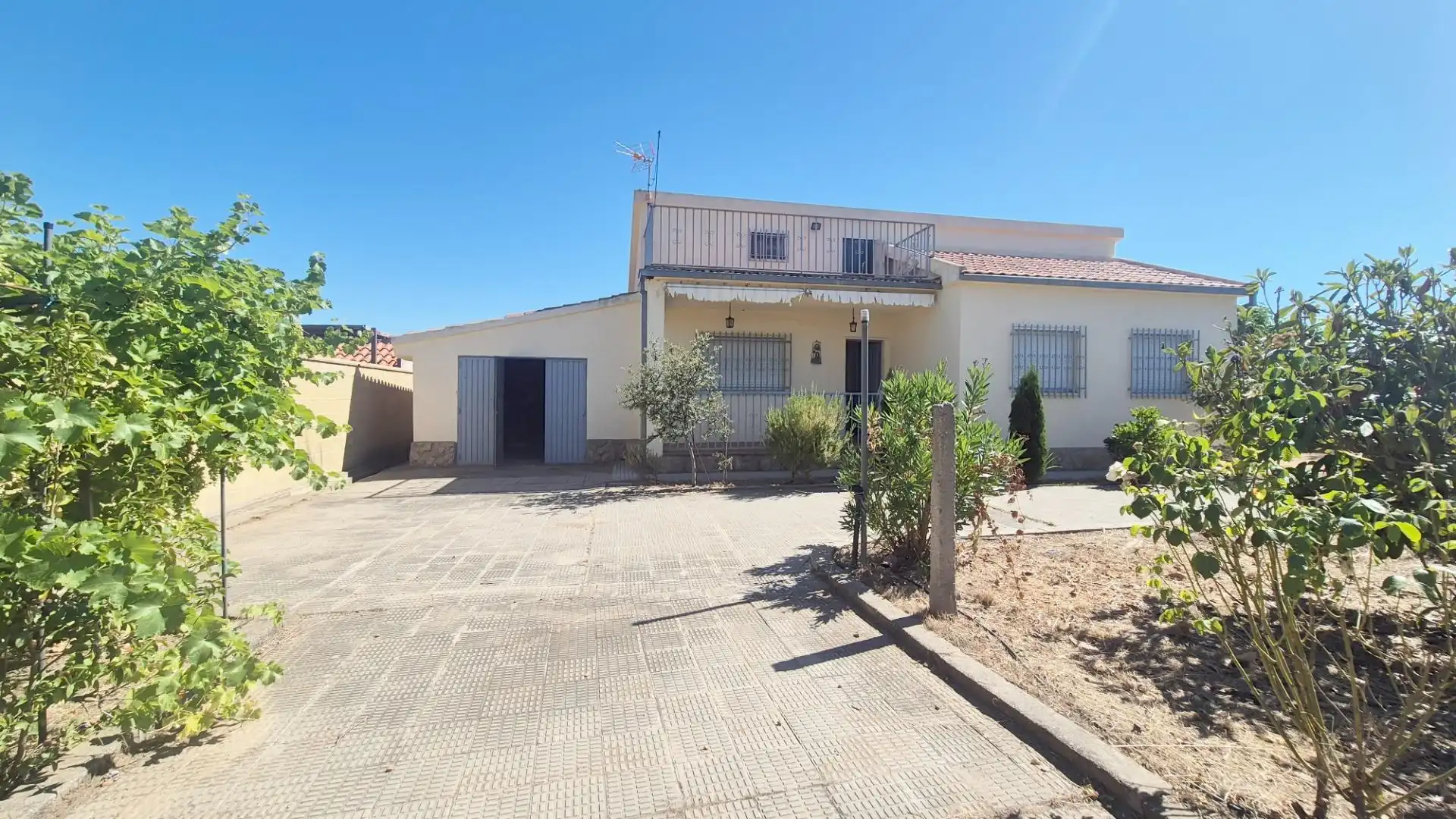 Exterior view of Houses for sale in Calvarrasa de Abajo  with Heating, Storage room and Furnished