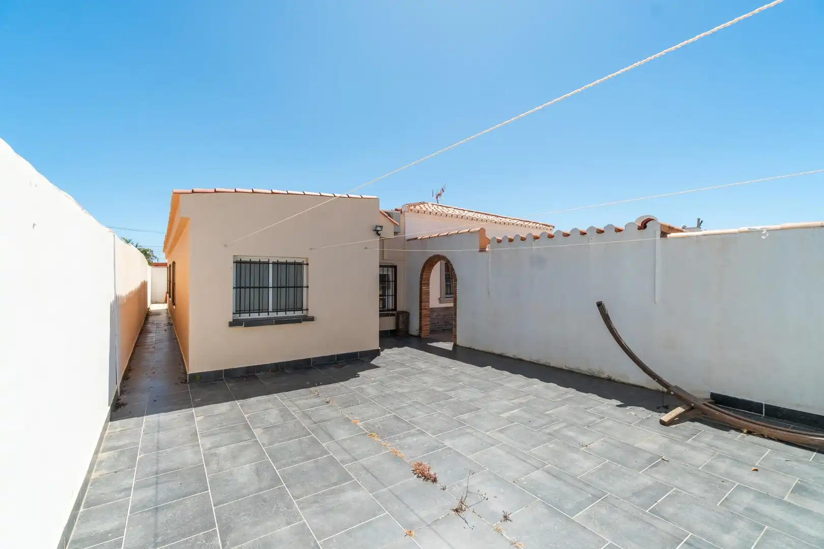 Vista exterior de Casa o xalet en venda en Torrevieja amb Aire condicionat, Calefacció i Jardí privat