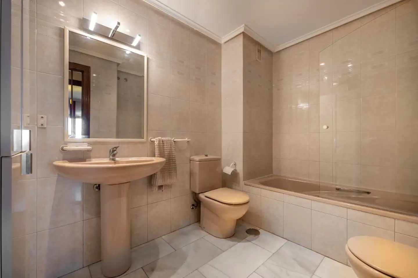 Badezimmer von Wohnung zum Verkauf in Ávila mit Klimaanlage, Parkett und Terrasse
