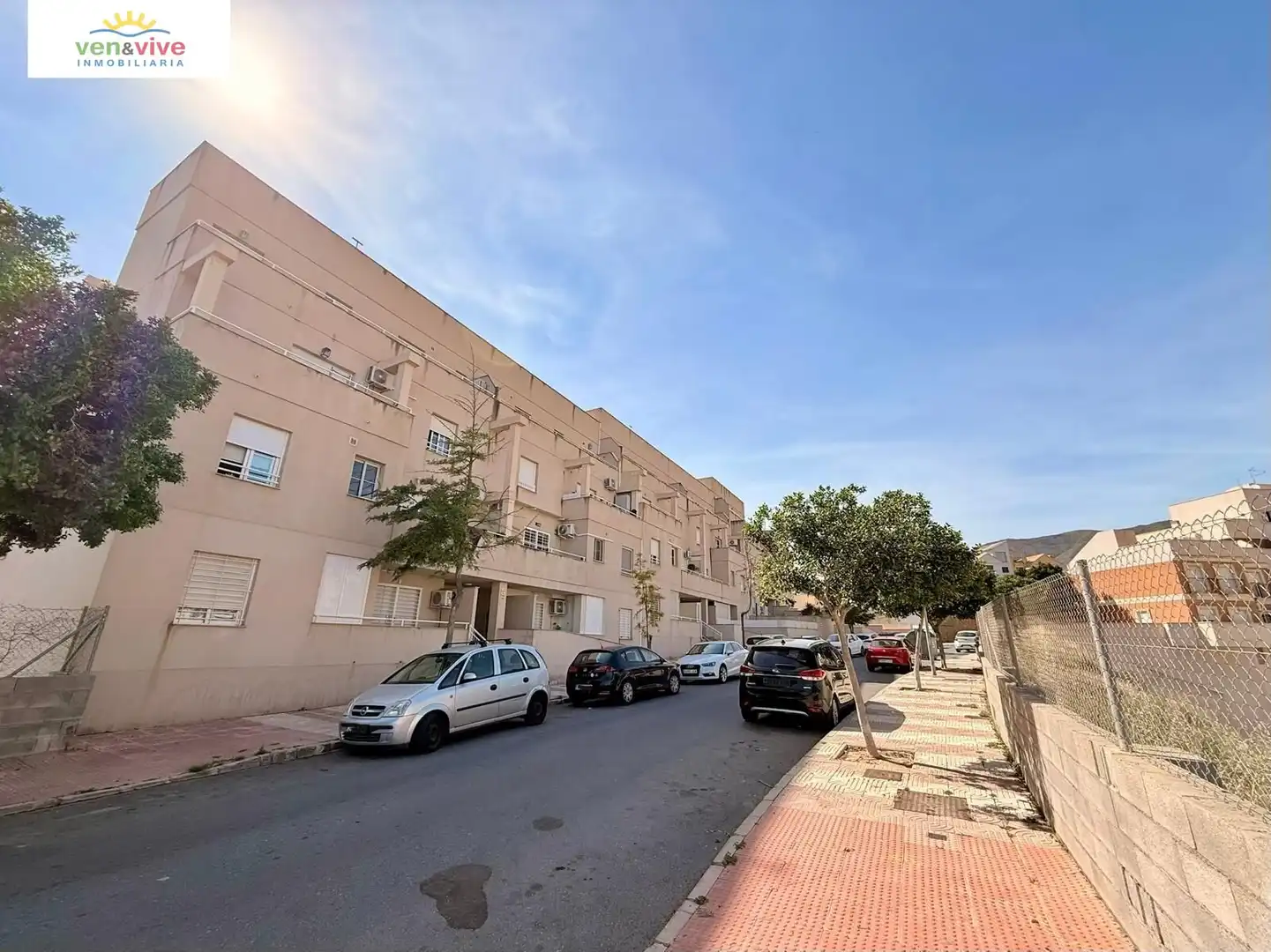 Vista exterior de Pis en venda en Roquetas de Mar amb Aire condicionat, Terrassa i Piscina comunitària