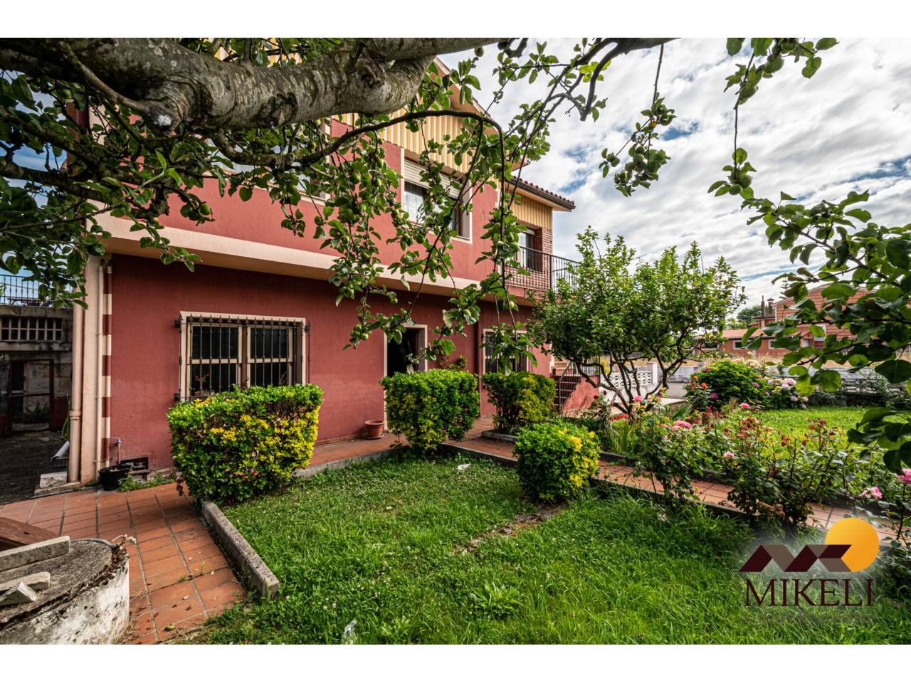 Vista exterior de Casa o xalet en venda en Santa Cruz de Bezana amb Calefacció, Jardí privat i Parquet