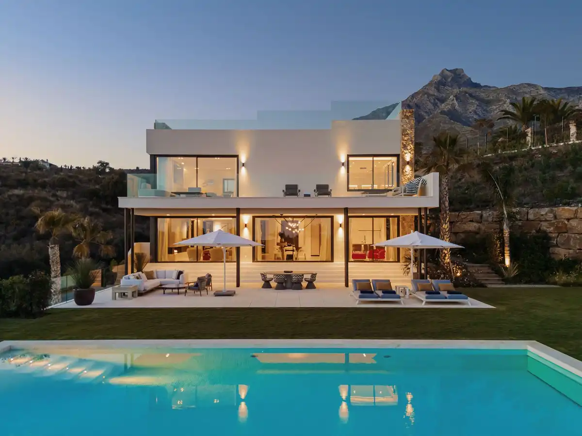 Vista exterior de Casa o xalet en venda en Marbella amb Aire condicionat, Jardí privat i Terrassa