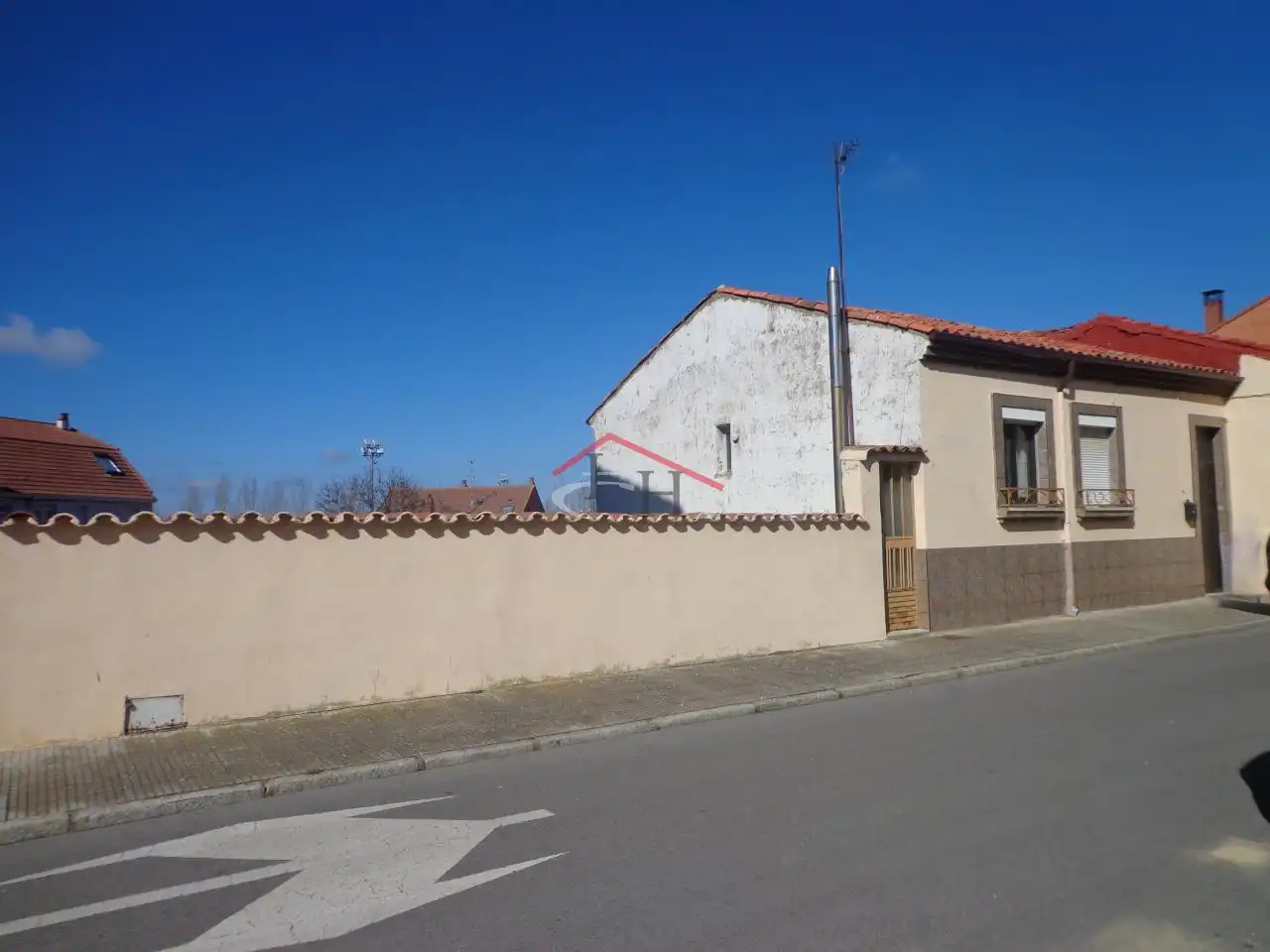 Vista exterior de Casa o xalet en venda en León Capital  amb Calefacció i Jardí privat