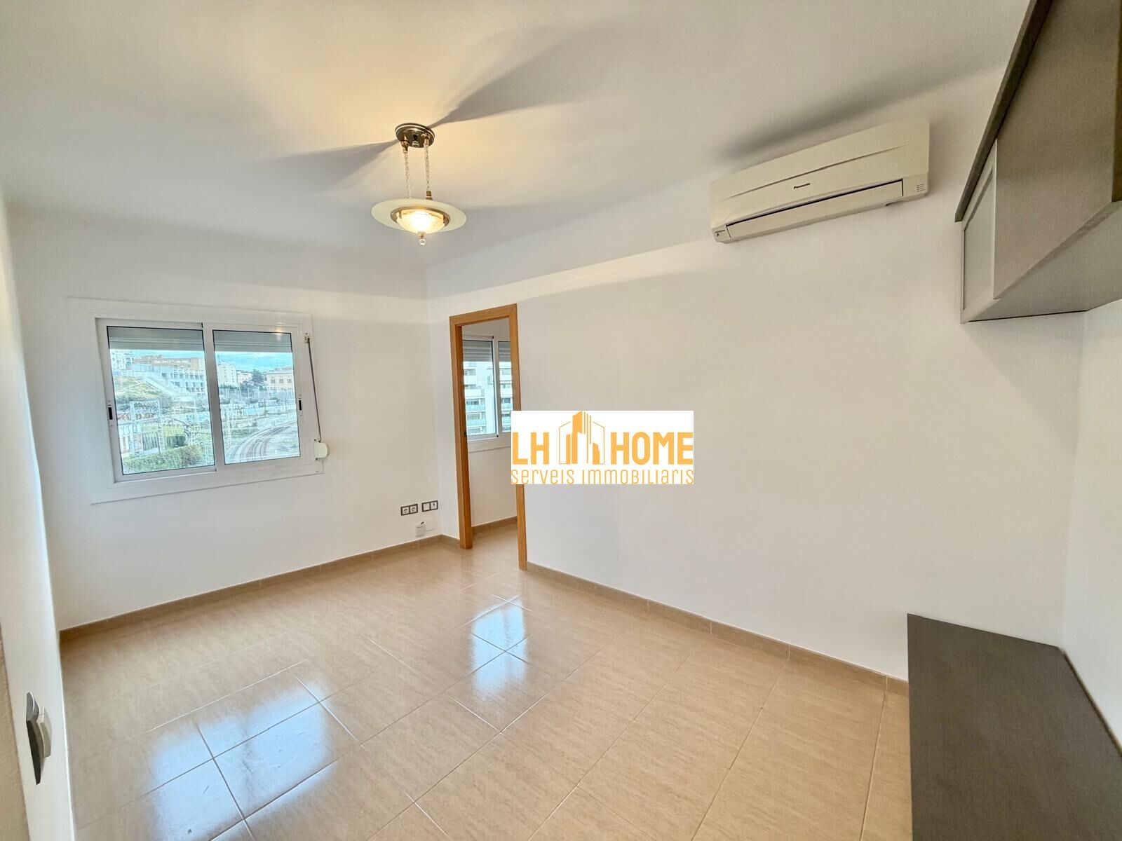 Exterior view of Flat for sale in L'Hospitalet de Llobregat  with Air Conditioner