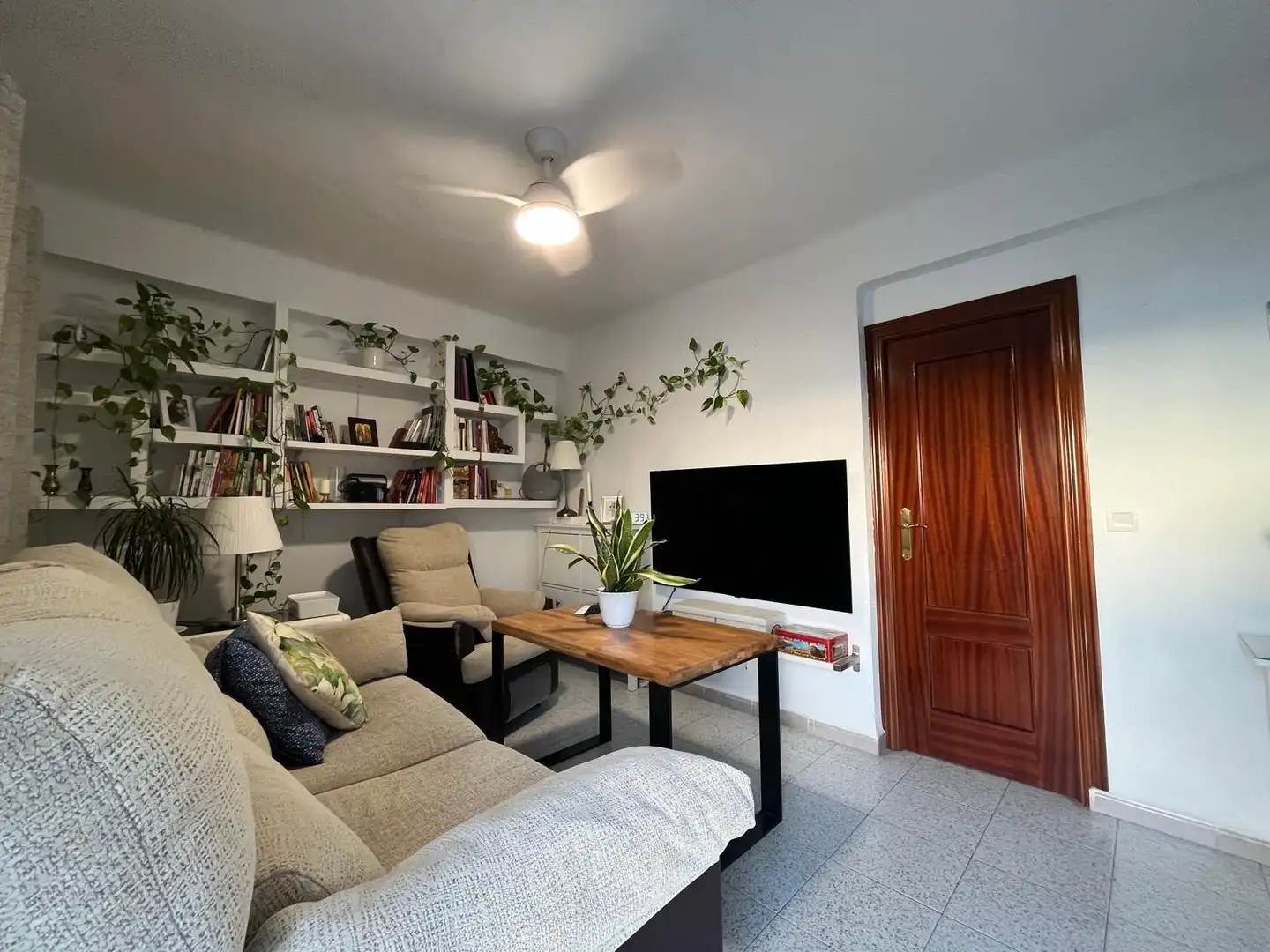 Living room of Flat for sale in Sevilla  with Air Conditioner, Furnished and Balcony