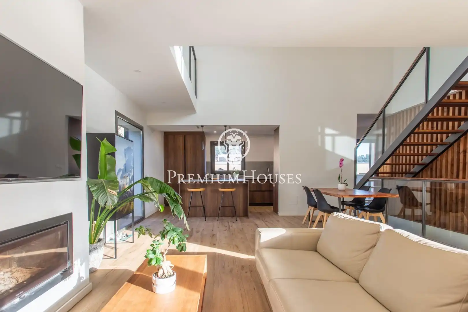 Sala d'estar de Casa o xalet en venda en Mataró amb Aire condicionat, Parquet i Piscina