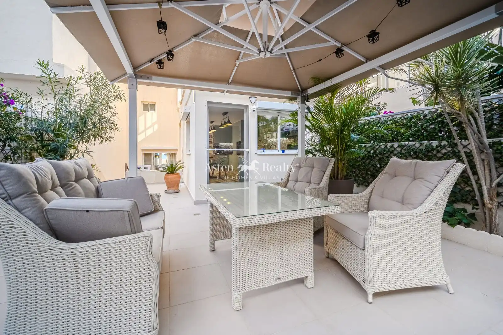 Terrasse von Einfamilien-Reihenhaus zum Verkauf in Arona mit Klimaanlage, Terrasse und Abstellraum