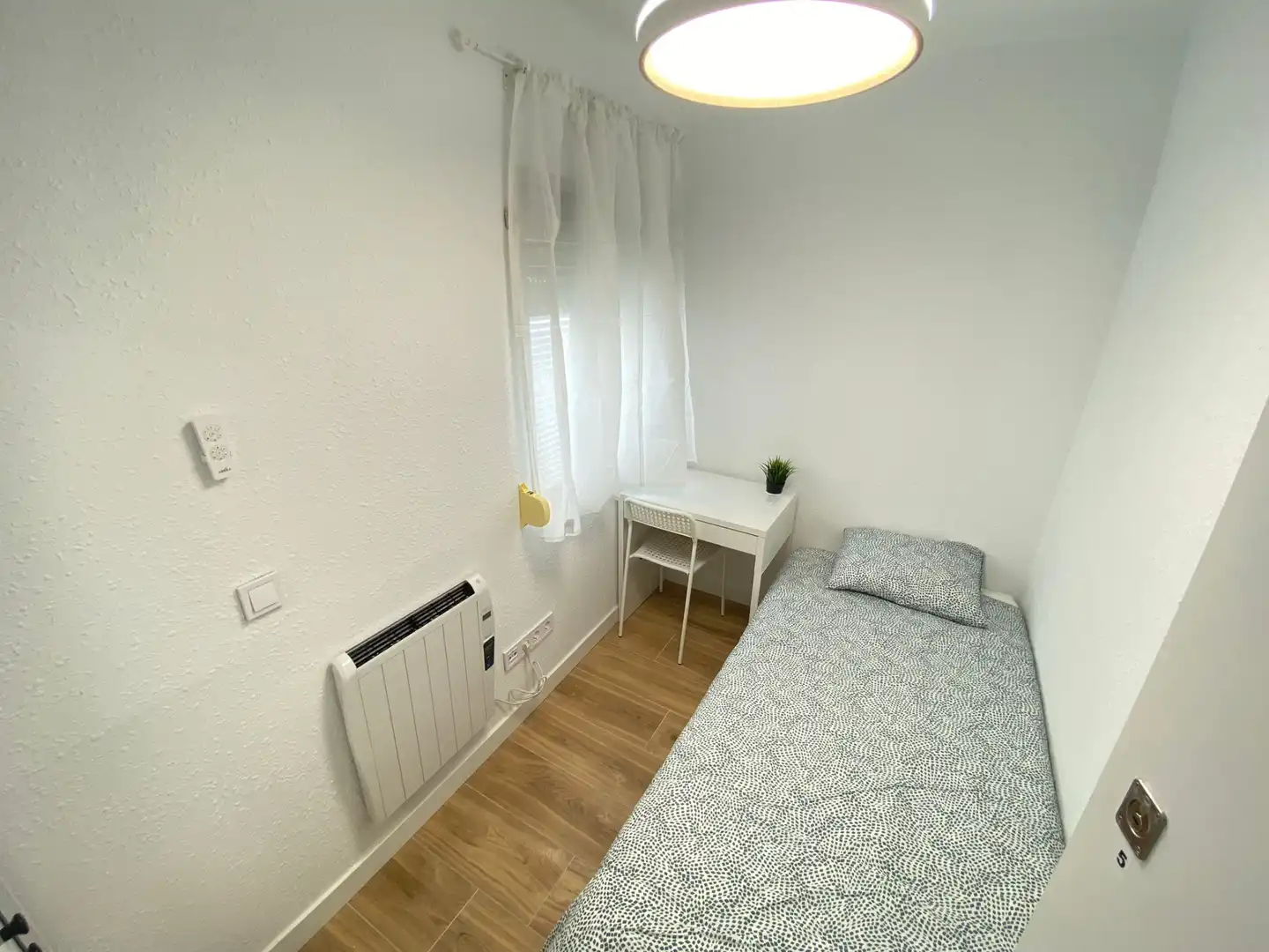 Room in Avenida de la Albufera, 143, Numancia