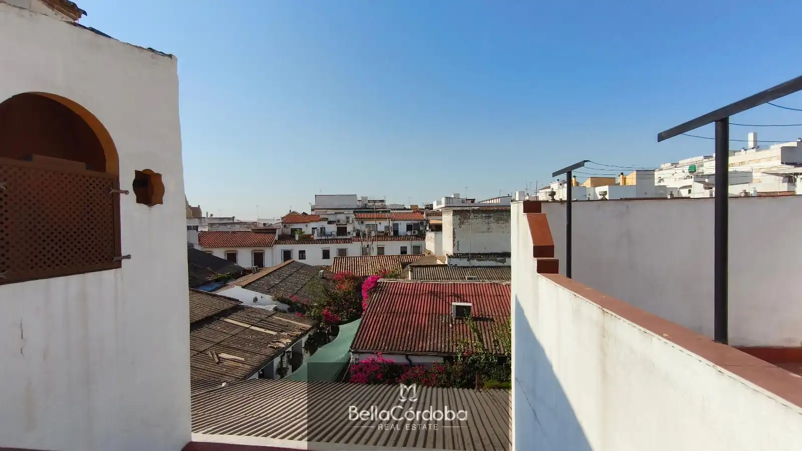 Vista exterior de Casa adosada en venda en Córdoba amb Aire condicionat i Terrassa